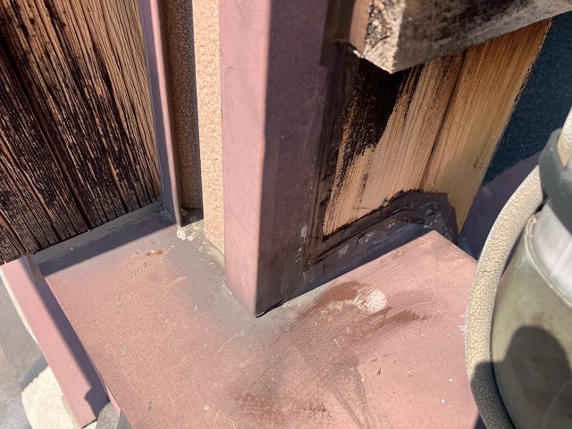 周囲のシーリングも劣化